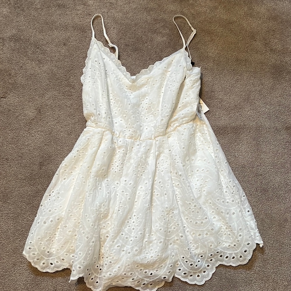 This dress is so pretty but sadly too big even as a I think 00